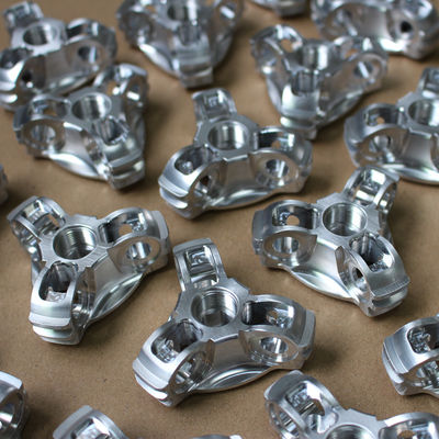 Finition extérieure en soie adaptée aux besoins du client de la coloration d'écran de pièces en aluminium de commande numérique par ordinateur