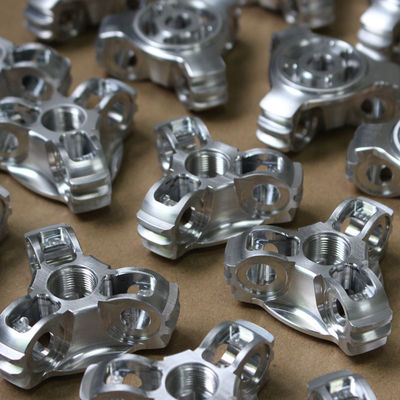 La commande numérique par ordinateur en aluminium mécanique a usiné des pièces anodisant l'OEM extérieur de peinture de finition