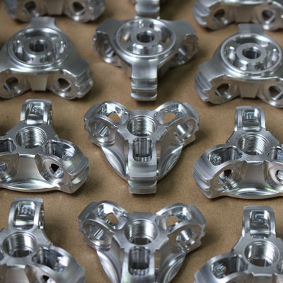 La commande numérique par ordinateur de anodisation de peinture a usiné le prototypage rapide de pièces en aluminium à la production