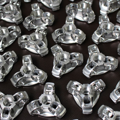La haute précision a fraisé les pièces en aluminium de commande numérique par ordinateur sablant la finition extérieure argentée de anodisation