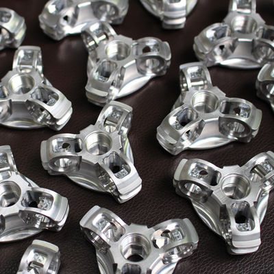 La coutume de rotation de commande numérique par ordinateur a usiné les pièces en aluminium anodisant la finition extérieure de peinture