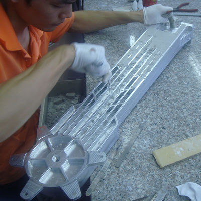 La commande numérique par ordinateur en aluminium rapide a usiné des pièces de prototypes ponçant la finition extérieure de anodisation
