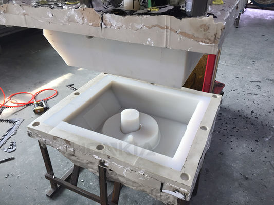 Le prototype de bas volume de moulage par injection de réaction partie le matériel de polyuréthane